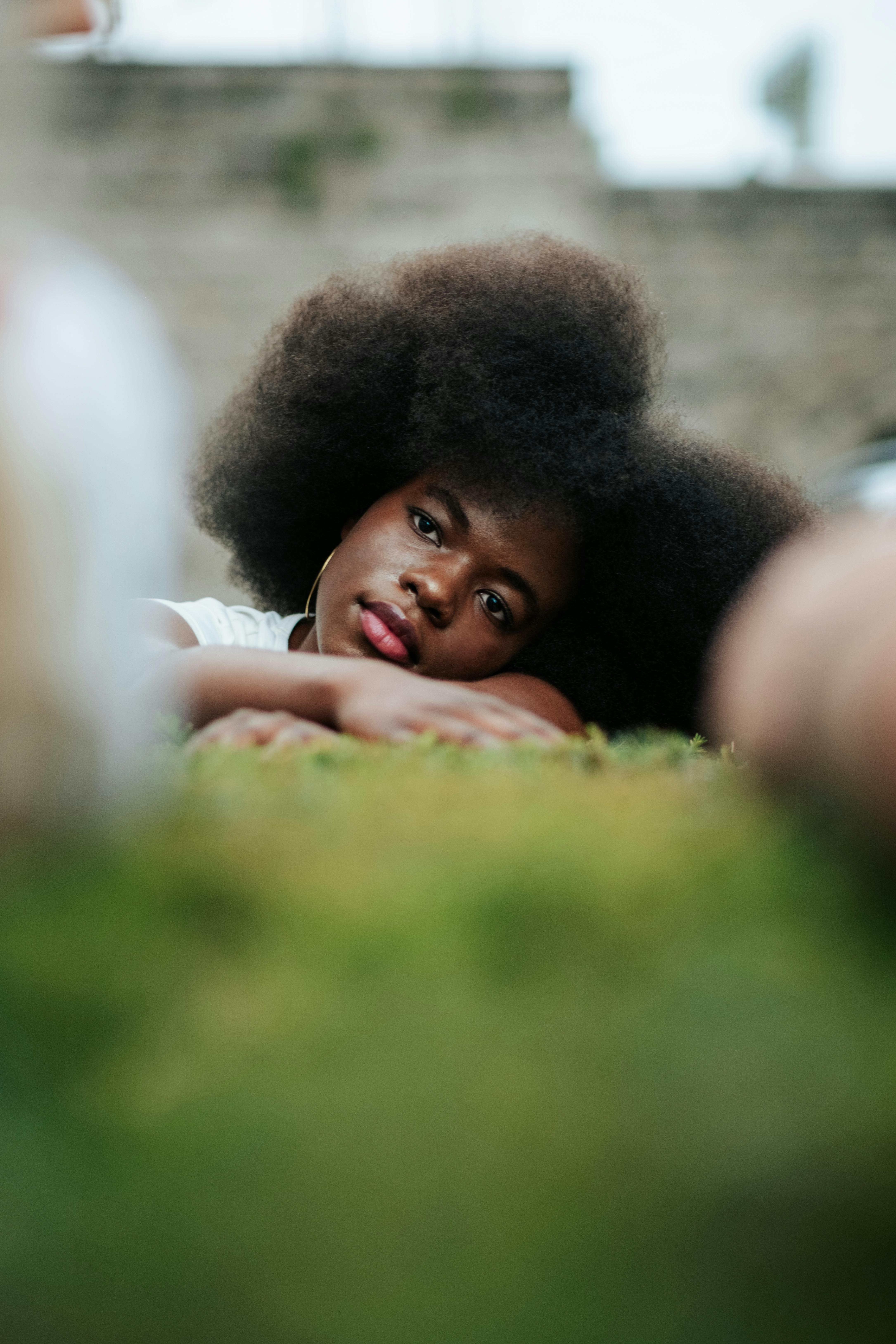 铁门与月光海报：古老铁门与月色