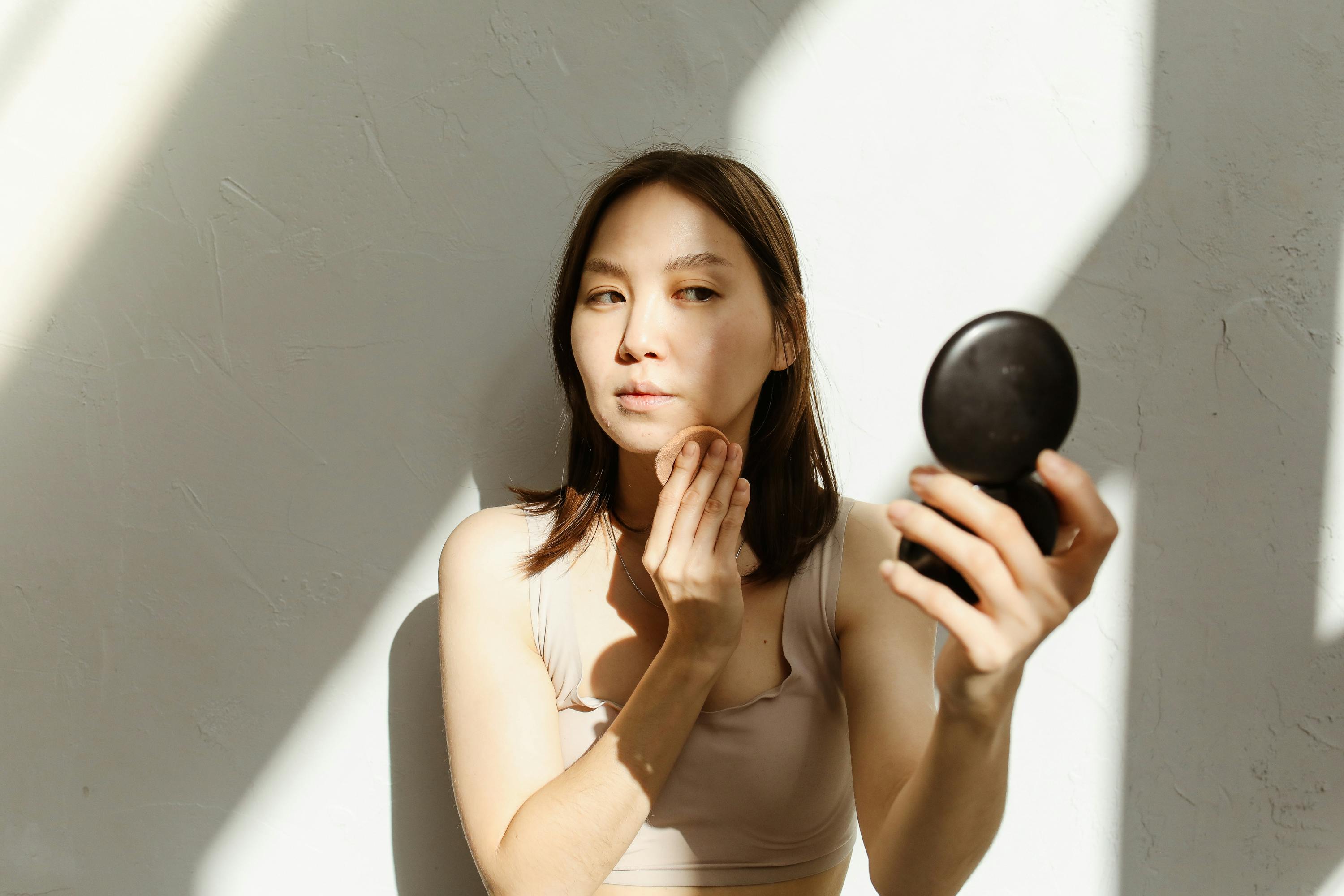 深海倒影海报：海底光影与黑暗轮廓