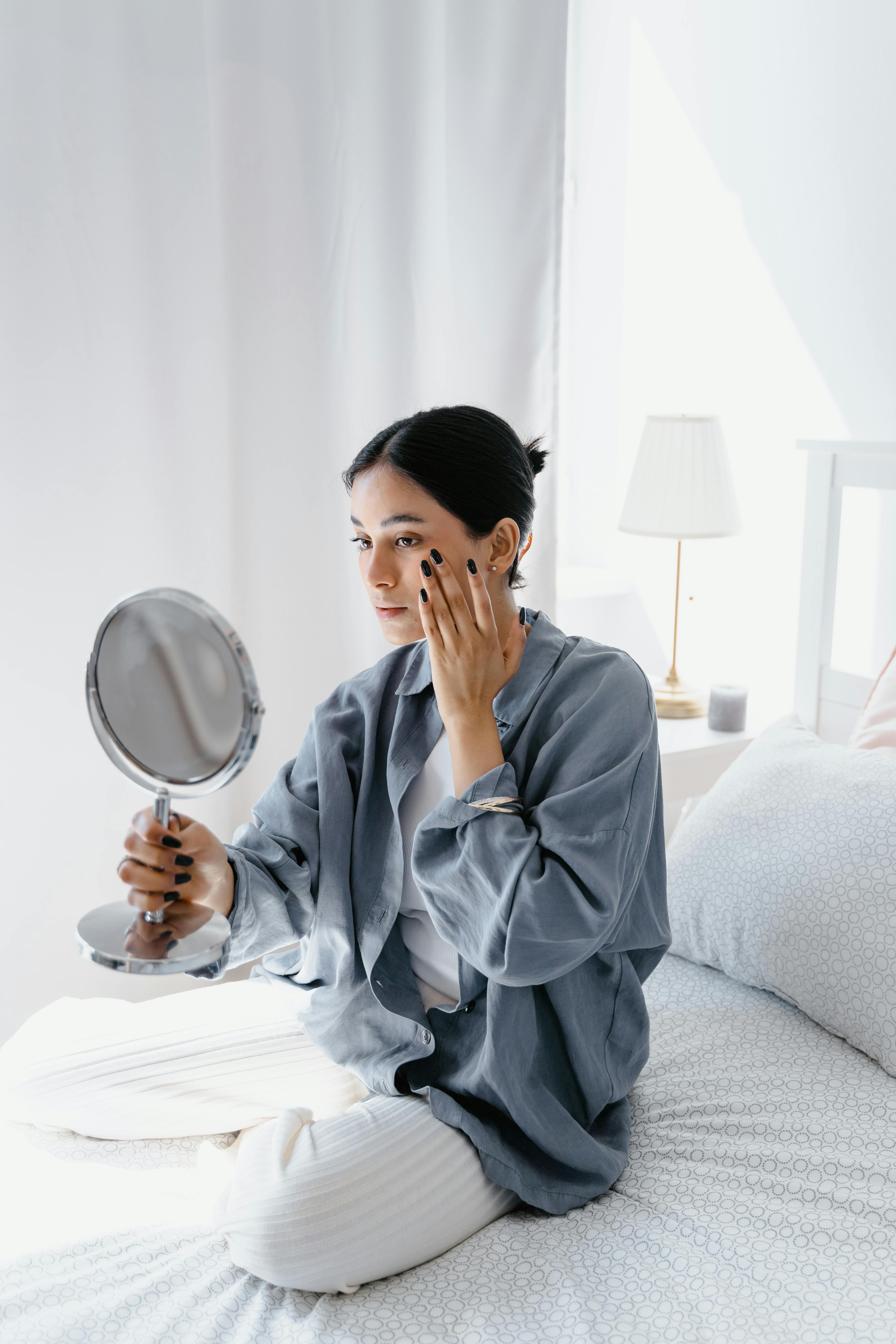 列车无名站海报：铁轨与雾气